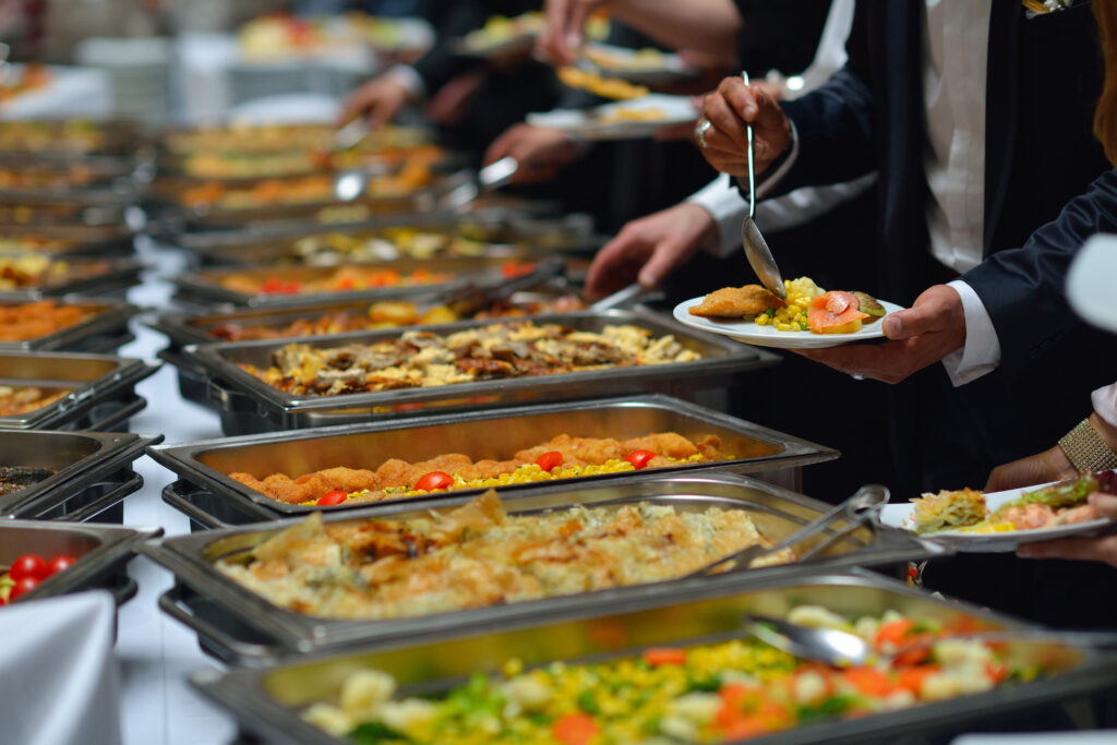 Catering Berlin - Refueat serviert heiße Gerichte